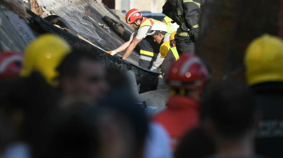 Redningsarbeidere i arbeid der et tak på en togstasjon i Novi Sad i Serbia har kollapset. Foto: AP / NTB