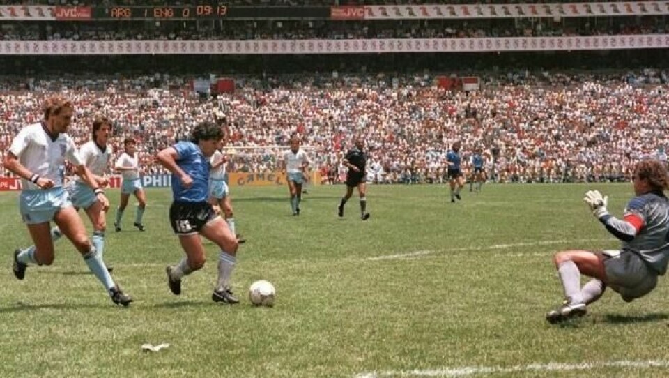 Diego Maradona fullfører sitt historiske raid mot England på Azteca stadion i Mexico by i 1986. Terry Butcher (t.v.) ga opp og keeper Peter Shilton ble lurt. Foto: AFP/NTB scanpix Diego Maradona fullfører sitt historiske raid mot England på Azteca stadion i Mexico by i 1986. Terry Butcher (t.v.) ga opp og keeper Peter Shilton ble lurt. Foto: AFP/NTB scanpix