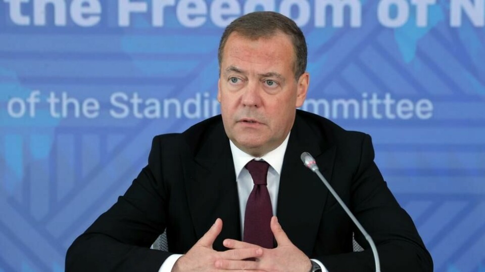 Nestleder Dmitrij Medvedev i Russlands sikkerhetsråd sier at nesten 190.000 personer har signert kontrakter med det russiske militæret så langt i 2024. Foto: Ekaterina Shtukina / Sputnik / AP / NTB