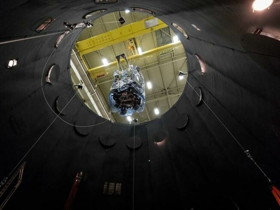 Solsonden senkes ned i et vakumkammer som skal beskuytte den på ferden fra Jorden. Foto: Nasa. Solsonden senkes ned i et vakumkammer som skal beskuytte den på ferden fra Jorden. Foto: Nasa.