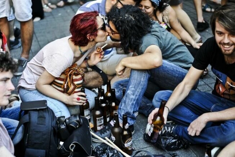 Et par kysser mens de drikker øl med venner på Taksim-plassen i Istanbul i Tyrkia 29. juni 2014. Tyrkia var ikke med i BBCs undersøkelse. NTB Scanpix/AFP. Et par kysser mens de drikker øl med venner på Taksim-plassen i Istanbul i Tyrkia 29. juni 2014. Tyrkia var ikke med i BBCs undersøkelse. NTB Scanpix/AFP.