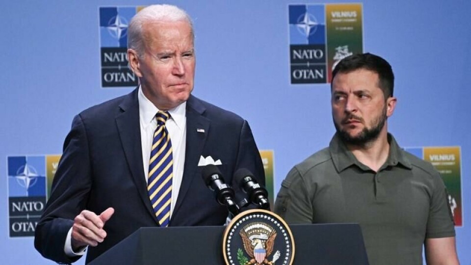 USAs president Joe Biden (t.v.) har besluttet å forsyne Ukraina og president Volodymyr Zelenskyj (t.h.) med antipersonellminer.