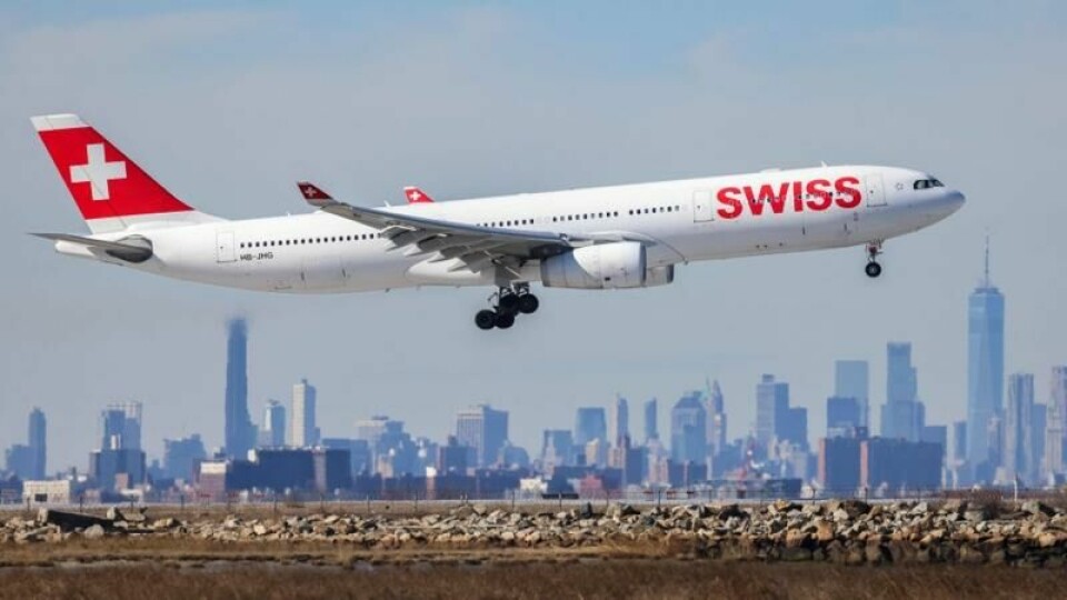 En kabinansatt skal ha filmet et pars sex-økt om bord på et Swiss-fly fra Bangkok til Zürich i slutten av november.