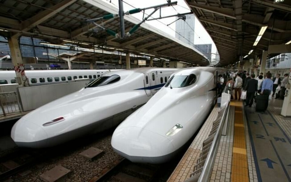 Japansk lyntog på stasjonen i Tokyo. NTB Scanpix/AP. Japansk lyntog på stasjonen i Tokyo. NTB Scanpix/AP.