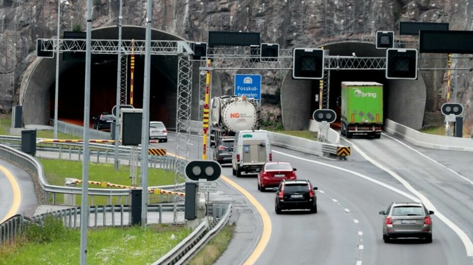 Fra mai kan ikke lenger elbilsjåfører kjører lovlig i kollektivfeltet på E18 i Asker og Bærum, på grunn av oppgradering og rehabilitering av to tunneler i Oslo. Foto: Lise Åserud / NTB