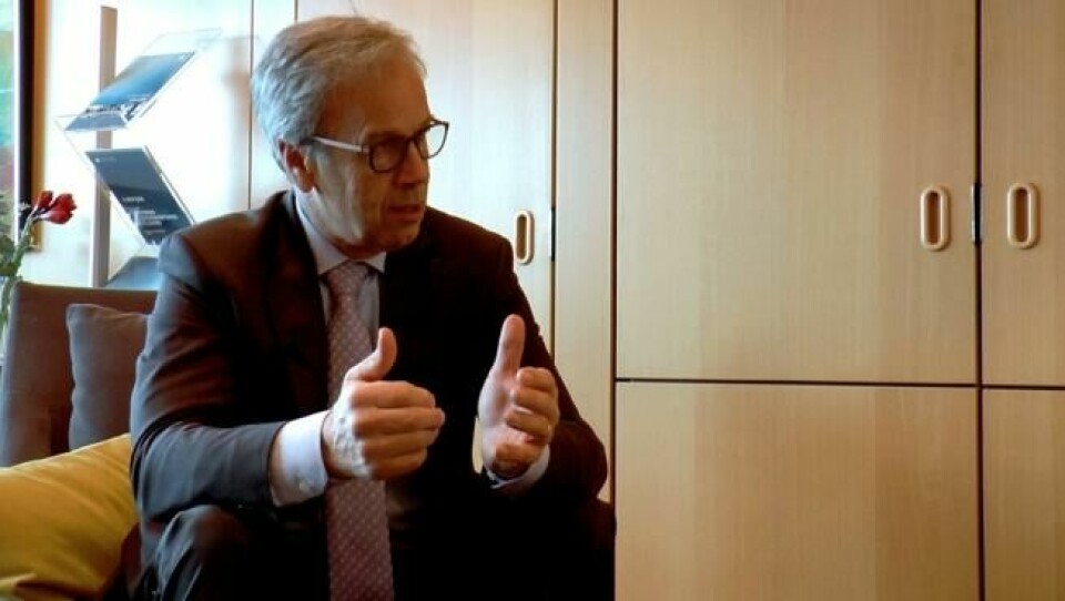 Øystein Olsen sier Norges Bank er ganske fremoverlente, som han selv er på dette bildet. Øystein Olsen sier Norges Bank er ganske fremoverlente, som han selv er på dette bildet. Foto: marte pritzlaff
