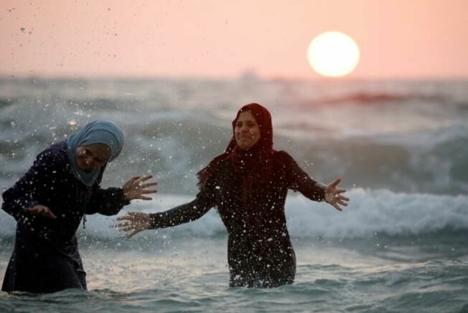 Folk hygger seg ved kysten av Middelhavet under den muslimske høytiden Eid al-Fitr. En strand i Tel Aviv i Israel 7. juni 2019. NTB Scanpix/Reuters. Folk hygger seg ved kysten av Middelhavet under den muslimske høytiden Eid al-Fitr. En strand i Tel Aviv i Israel 7. juni 2019. NTB Scanpix/Reuters.