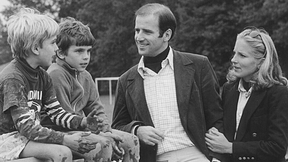 Joe Biden med sønnene Beau og Hunter og sin fremtidige kone Jill på et udatert bilde. Illustrasjonsfoto. Joe Biden med sønnene Beau og Hunter og sin fremtidige kone Jill på et udatert bilde. Illustrasjonsfoto. Foto: AFP Photo / NTB