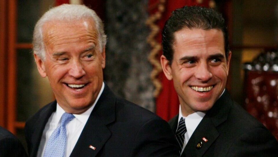 Den valgte visepresidenten, senator Joe Biden, står sammen med sønnen Hunter under en gjenskaping av seremonien for edsavleggelsen i Senatet i 2009. Den valgte visepresidenten, senator Joe Biden, står sammen med sønnen Hunter under en gjenskaping av seremonien for edsavleggelsen i Senatet i 2009. Foto: Charles Dharapak / AP Photo / NTB