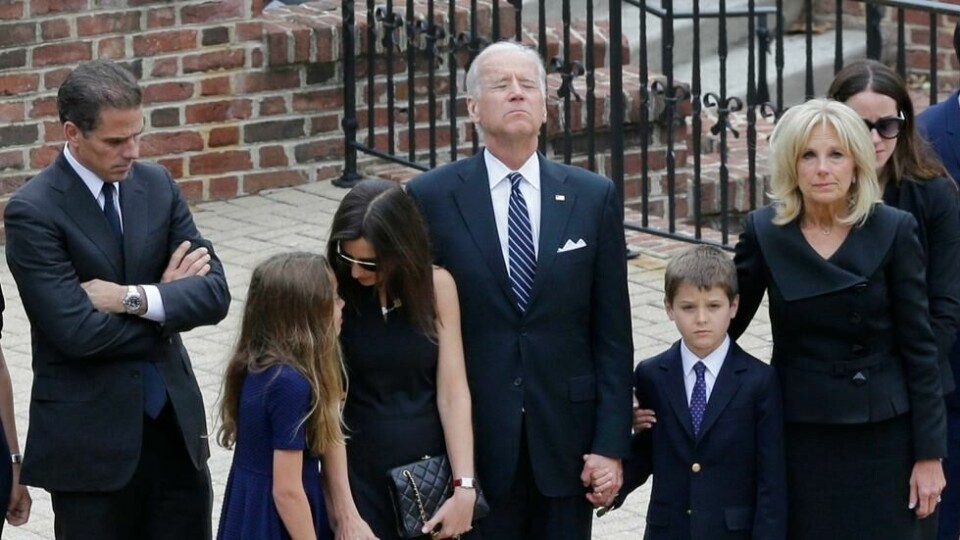 Joe Biden med sønnen Hunter, fra venstre, barnebarnet Natalie, svigerdatteren Hallie, barnebarnet Hunter og kona Jill i 2015. Joe Biden med sønnen Hunter, fra venstre, barnebarnet Natalie, svigerdatteren Hallie, barnebarnet Hunter og kona Jill i 2015. Foto: Patrick Semansky / AP Photo / NTB