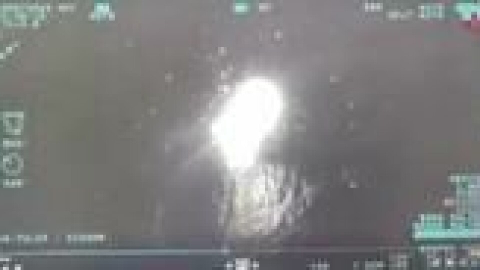 Et fartøy som hevdes å være en russisk Raptor-båt ble ødelagt med bruk av ukrainsk, tyrkisk levert Bayraktar-drone, nær Snake Island. Bildet er fra en video delt på sosiale medier 2. mai 2022. Et fartøy som hevdes å være en russisk Raptor-båt ble ødelagt med bruk av ukrainsk, tyrkisk levert Bayraktar-drone, nær Snake Island. Bildet er fra en video delt på sosiale medier 2. mai 2022. Foto: Ukrainian Naval Forces / Reuters