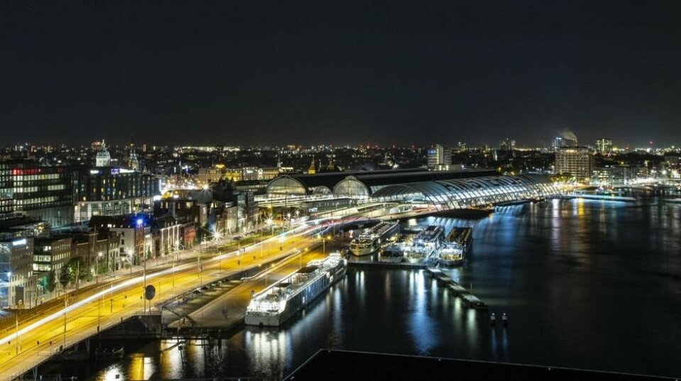 Det kan se mørkt ut for elvecruisetrafikken til Amsterdam. Bystyret har vedtatt å halvere antall skipsanløp de neste fem årene. Elvecruisehavnen ligger på nordsiden av sentralstasjonen i den nederlandske hovedstaden.