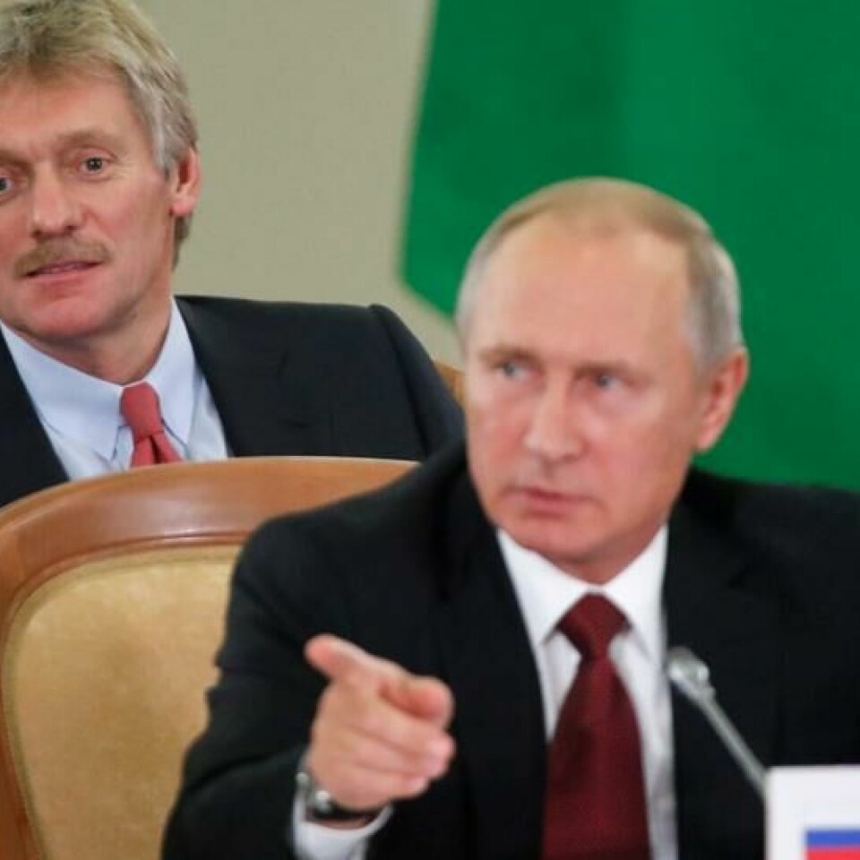 Den russiske pressetalsmannen Dmitrij Peskov (t.v.) samme med president Vladimir Putin. Foto: AP/NTB scanpix