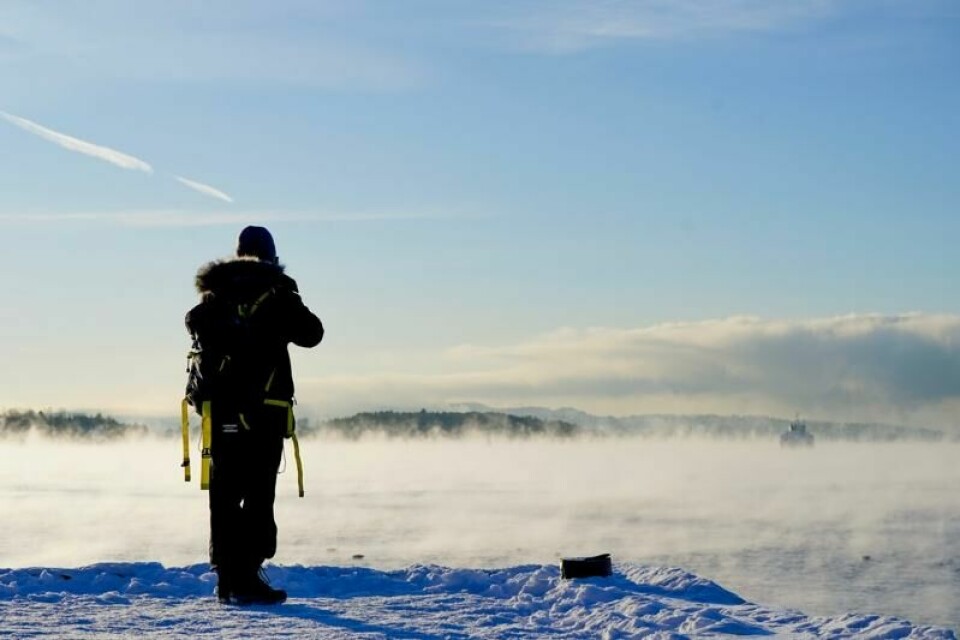 Frostrøyken kan vise seg flere steder i landet med kalde temperaturer, men når vannet fryser til is, er det ikke sikkert det er trygt å ferdes der.