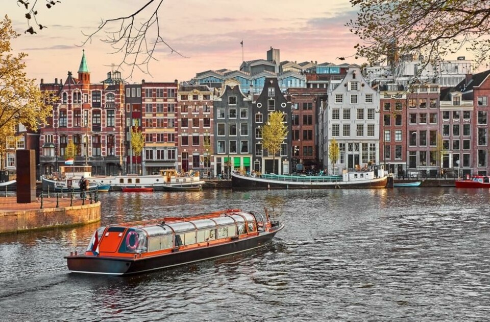 Kanalcruise-båtene får trolig fortsette som før i Amsterdam. Nå er det de større elvecruiserne som skal begrenses. Kanalcruise-båtene får trolig fortsette som før i Amsterdam. Nå er det de større elvecruiserne som skal begrenses. Foto: Yasonya / Shutterstock / NTB