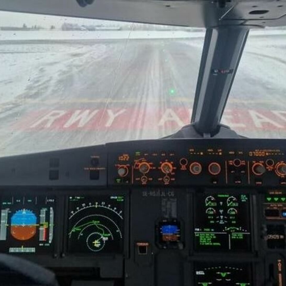SAS-pilotene er ferdig med alle sjekklister, og gjør unna siste taxing til rullebanen for take off mot Zürich.