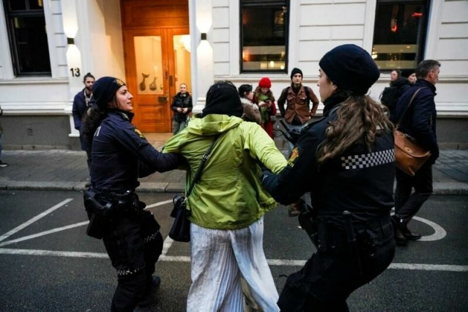 Klimademonstranter håndteres av politiet tirsdag morgen. De prøvde å blokkere inngangene til Det Norske Teatret i forbindelse med Equinors høstkonferanse.