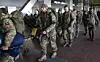 Ukraina har mobilisert flere hundre tusen soldater til å kjempe mot den russiske invasjonen. Her er ukrainske soldater på Kyiv sentralstasjon, Ukraina, 25. februar 2022. Foto: Umit Bektas / Reuters