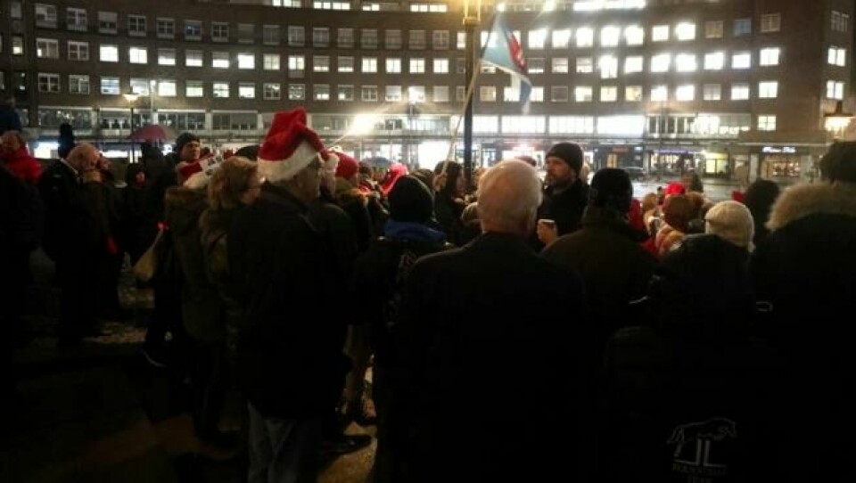 Bompengeaksjonistene snudde ryggen til Arbeiderpartiets Andreas Halse for å vise sin motstand mot det han sa. Høyres Eirik Lae Solberg ble stående med ansiktet vendt mot Halse. Bompengeaksjonistene snudde ryggen til Arbeiderpartiets Andreas Halse for å vise sin motstand mot det han sa. Høyres Eirik Lae Solberg ble stående med ansiktet vendt mot Halse. Foto: Elisabeth Bergskaug/ABC Nyheter