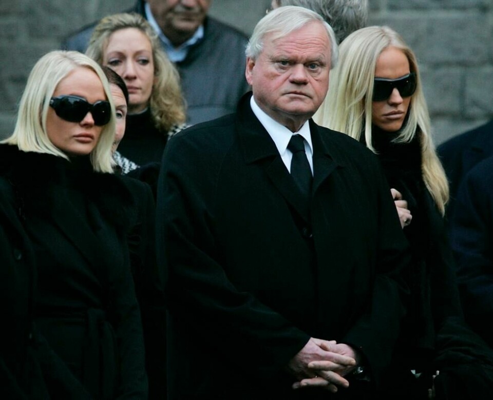 En dag blir Cecilie og Kathrine Fredriksen Norges rikeste, men foreløpig holder pappa og shippinglegende John Fredriksen kortene tett til brystet. Her fra begravelsen til deres mor. En dag blir Cecilie og Kathrine Fredriksen Norges rikeste, men foreløpig holder pappa og shippinglegende John Fredriksen kortene tett til brystet. Her fra begravelsen til deres mor. Foto: Heiko Junge / NTB