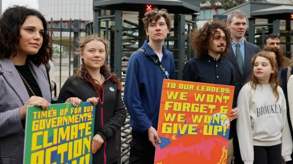 Greta Thunberg har slått seg sammen med portugisiske ungdommer utenfor Den europeiske menneskerettsdomstolen i Strasbourg tirsdag. De håper at dagens dommer vil tvinge flere land til å få ned utslipp av klimagasser. Foto: Jean-Francois Badias / AP / NTB