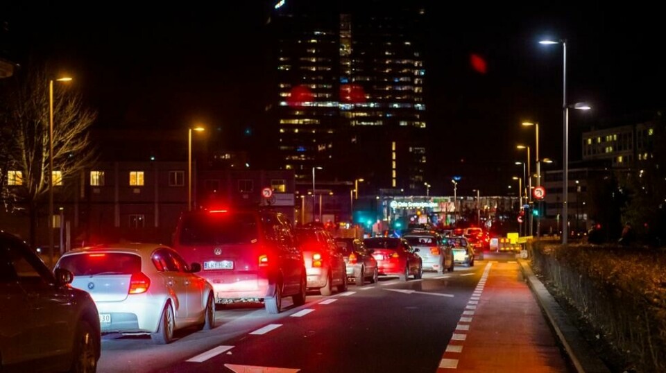 Det blir stadig vanskeligere for bilister å finne parkeringsplasser i Oslo. Mange gateparkeringsplasser har måttet vike for tilrettelegging for syklister. I Oslo sentrum har 760 gateparkeringsplasser blitt fjernet siden 2016. Foto: Fredrik Varfjell / NTB