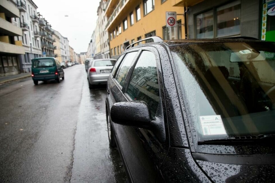 En bli med beboerkort står parkert på Fagerborg i Oslo. I løpet av de siste fem årene har også flere parkeringsplasser til beboerparkering blitt fjernet i Oslo. Dermed er det også mange om beinet på de plassene som er tilgjengelige. En bli med beboerkort står parkert på Fagerborg i Oslo. I løpet av de siste fem årene har også flere parkeringsplasser til beboerparkering blitt fjernet i Oslo. Dermed er det også mange om beinet på de plassene som er tilgjengelige. Foto: Heiko Junge / NTB