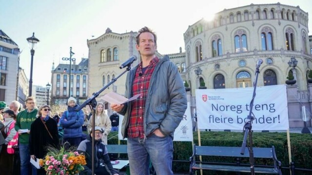 Jon Almaas demonstrerte for bøndenes sak utenfor Stortinget i fjor. Nå kan innspillingen av hans program «Jon blir bonde» rammes av streik».