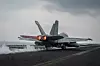 Som følge av Houthi-angrepene har USA økt sin tilstedeværelse i Rødehavet. Her tar et amerikansk F/A-18 Super Hornet av fra hangarskipet Dwight D. Eisenhower. Foto: Bernat Armangue / AP / NTB