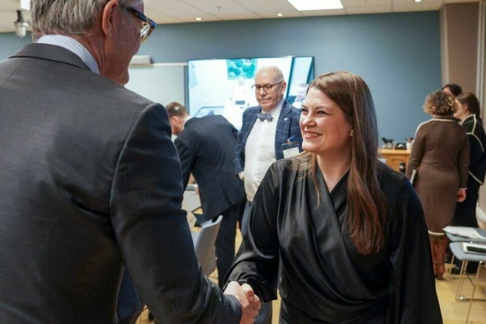 Næringsminister Cecilie Myrseth møtte næringslivsledere for å diskutere handel med USA i lys av endringer i handelspolitikken. Her hilser hun på Aker-sjef Øyvind Eriksen.
