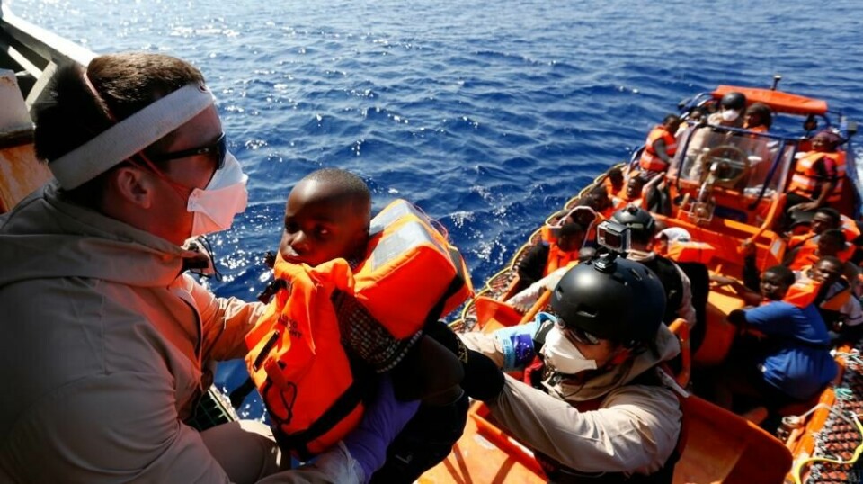 Et barn blir hjulpet om bord på den norske redningsbåten «Siem Pilot» utenfor Libya i september 2015.
