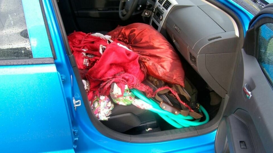 En julenissedrakt i en 2008 Dodge Caliber kjørt av Bruce Jeffrey Pardo, sees på dette bildet som ble offentliggjort 26. desember 2008. En julenissedrakt i en 2008 Dodge Caliber kjørt av Bruce Jeffrey Pardo, sees på dette bildet som ble offentliggjort 26. desember 2008. Foto: Patrick Buchanan / Covina Police Department / Reuters / NTB
