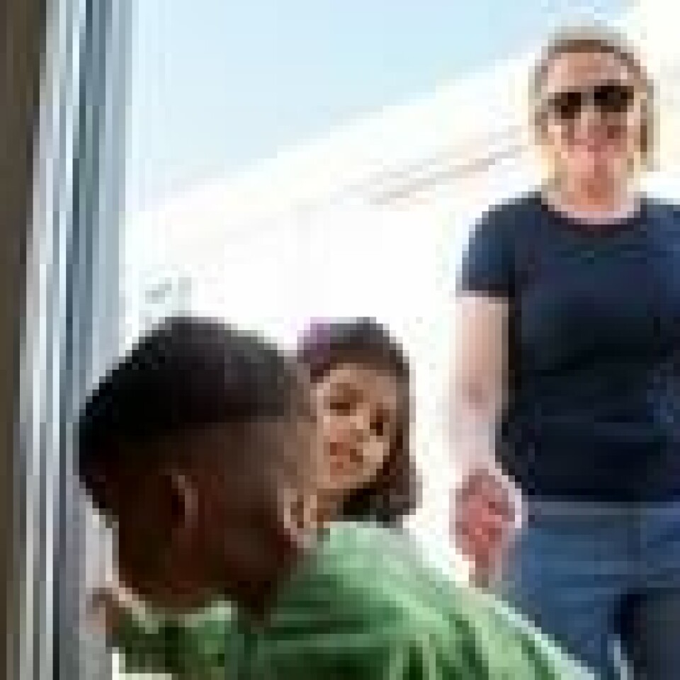 6 år gamle Gazal grep fast i hånden til flyktning- og integreringsminister Sylvi Listhaug i fjor da hun besøkte den syriske familien som bor i en flyktningeleir i Athen. Mange her drømmer om en fremtid i Europa. 6 år gamle Gazal grep fast i hånden til flyktning- og integreringsminister Sylvi Listhaug i fjor da hun besøkte den syriske familien som bor i en flyktningeleir i Athen. Mange her drømmer om en fremtid i Europa. Foto: Tore Meek / NTB scanpix