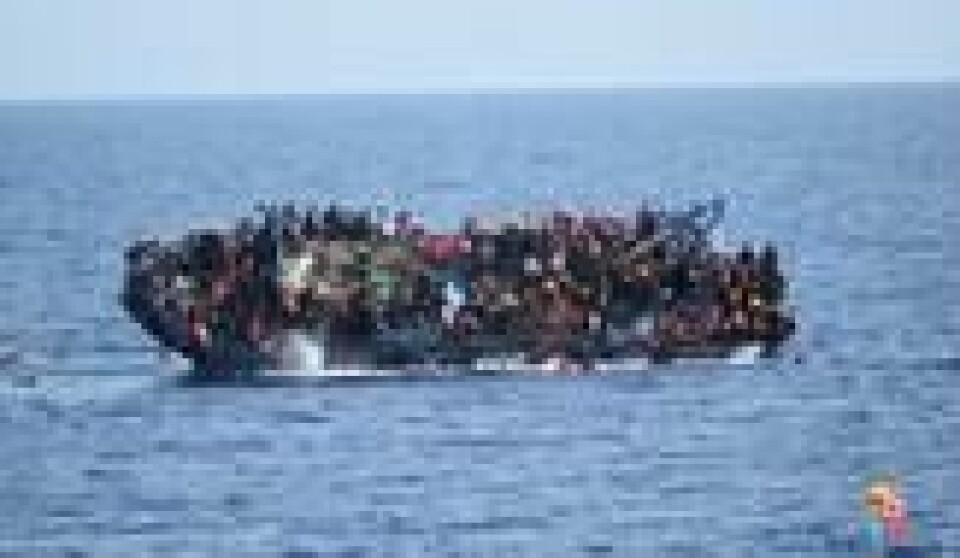 En båt som er i ferd med å kantre i Middelhavet, fotografert av den italienske kystvakten utenfor Libyas kyst 24. mai. En båt som er i ferd med å kantre i Middelhavet, fotografert av den italienske kystvakten utenfor Libyas kyst 24. mai. Foto: Handout / Reuters