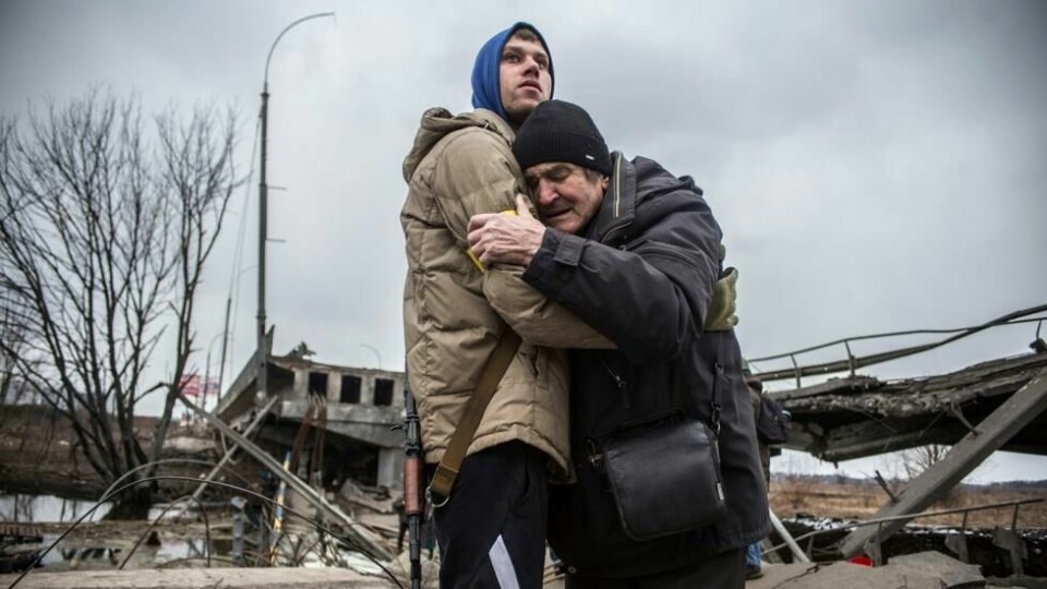 En frivillig som har valgt å kjempe for Ukraina holder rundt en fremmed mann som akkurat har overlevd et bomberegn i Irpin. En frivillig som har valgt å kjempe for Ukraina holder rundt en fremmed mann som akkurat har overlevd et bomberegn i Irpin. Foto: Oleksandr Ratushniak / AP/NTB
