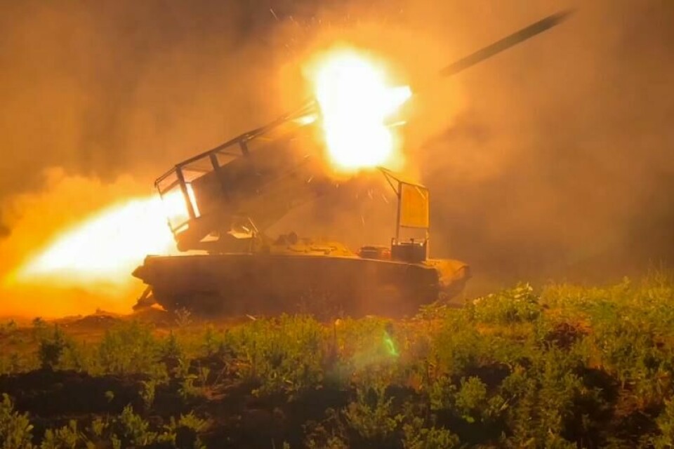På dette bildet, tatt fra en video utgitt av det russiske forsvarsdepartementets pressetjeneste onsdag 13. november 2024, skyter den russiske hæren mot ukrainske stillinger i grenseområdet til Kursk-regionen, Russland. (Det russiske forsvarsdepartementets pressetjeneste via AP) På dette bildet, tatt fra en video utgitt av det russiske forsvarsdepartementets pressetjeneste onsdag 13. november 2024, skyter den russiske hæren mot ukrainske stillinger i grenseområdet til Kursk-regionen, Russland. (Det russiske forsvarsdepartementets pressetjeneste via AP) Foto: AP/NTB