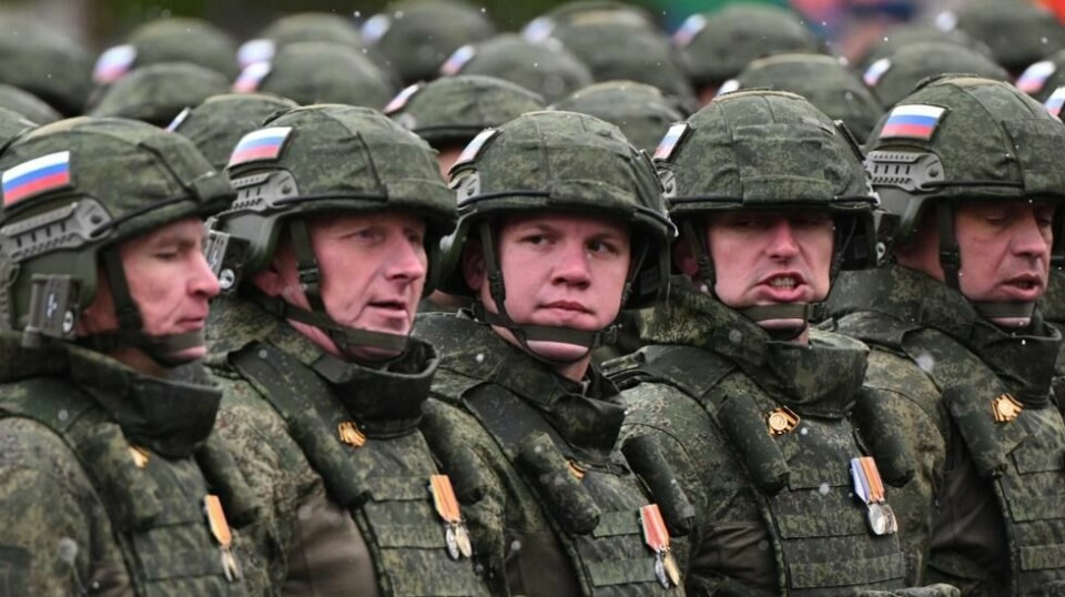 Russiske menn hevder de presses av familiene sine til å verve seg som soldat i krigen i Ukraina. Her er fra en parade denne våren, de avbildede er menn som har vært involvert i krigføringen i Ukraina. Illustrasjonsfoto.