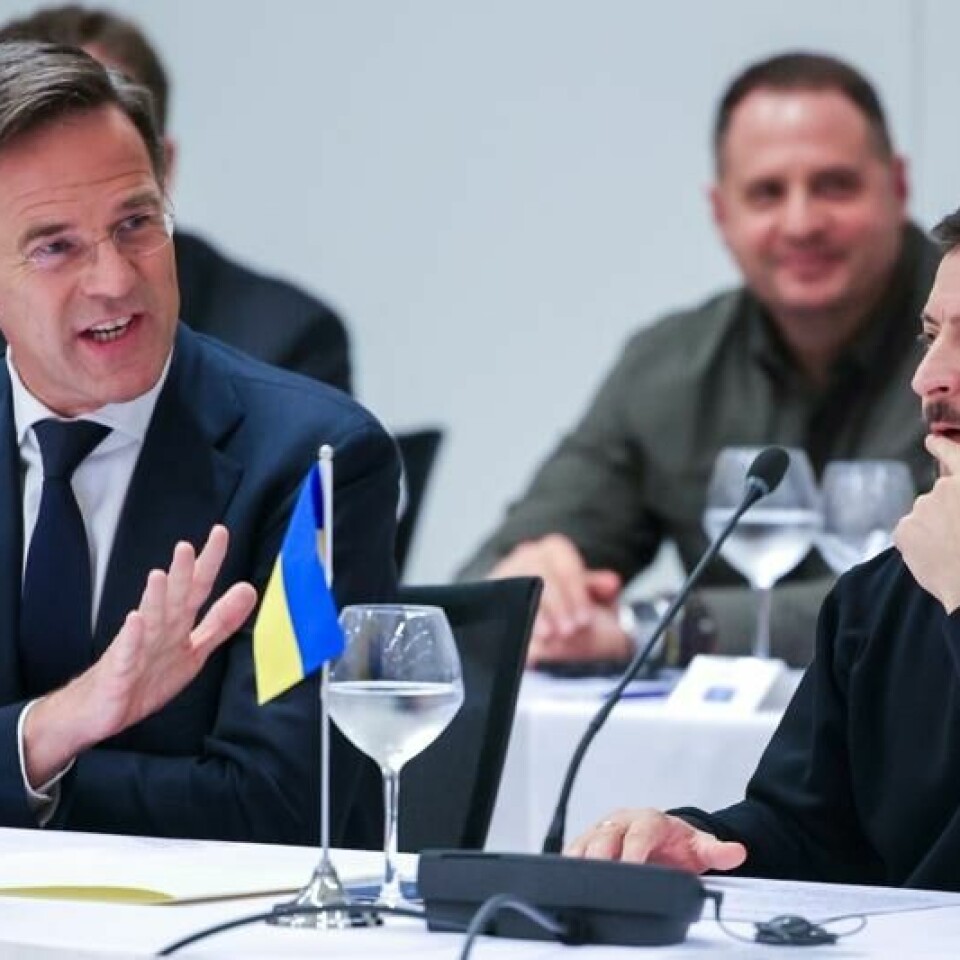 Selv om mange av Nato-landene har oppnådd 2-prosentmålet, sier Natos generalsekretær Mark Rutte at det ikke lenger er nok og at landene må bruke 3 prosent av sine forsvarsbudsjett på Nato. Bildet er fra da Rutte og Ukrainas president Volodymyr Zelenskyj deltok på Natos forsvarsministermøte i oktober. Foto: Olivier Matthys / AP / NTB Selv om mange av Nato-landene har oppnådd 2-prosentmålet, sier Natos generalsekretær Mark Rutte at det ikke lenger er nok og at landene må bruke 3 prosent av sine forsvarsbudsjett på Nato. Bildet er fra da Rutte og Ukrainas president Volodymyr Zelenskyj deltok på Natos forsvarsministermøte i oktober. Foto: Olivier Matthys / AP / NTB