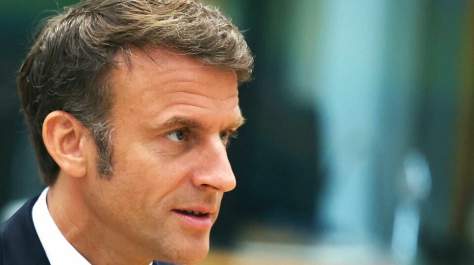 President Emmanuel Macron beskyldes for å være autoritær etter å ha truet om å stenge sosiale medier under voldelige protester.