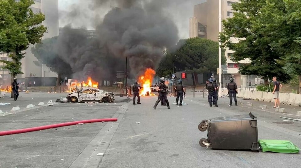 Brennende biler og politi i Toulouse, Frankrike, under opptøyene mot politivold 28.juni 2023. Brennende biler og politi i Toulouse, Frankrike, under opptøyene mot politivold 28.juni 2023. Foto: Timothee Forget/via REUTERS