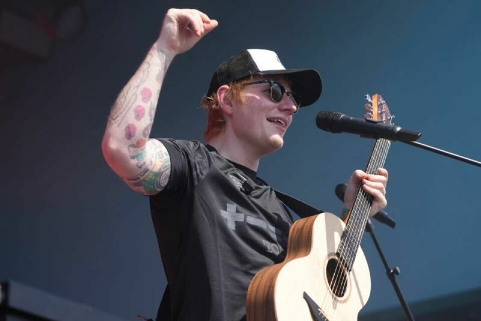 Ed Sheeran hevder det å stå på en scene eller spille et instrument i dag er en luksus mange barn ikke har råd til å prøve.