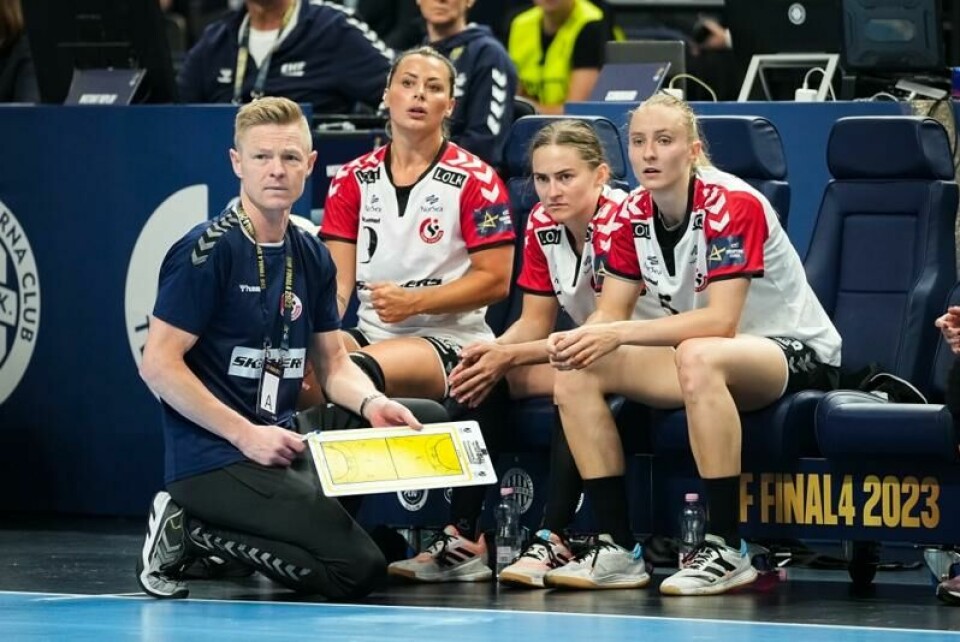 Jesper Jensen, her som Esbjerg-trener, sammen med Nora Mørk, Kaja Kamp Nielsen og Henny Ella Reistad under bronsefinalen i Champions League i 2023.