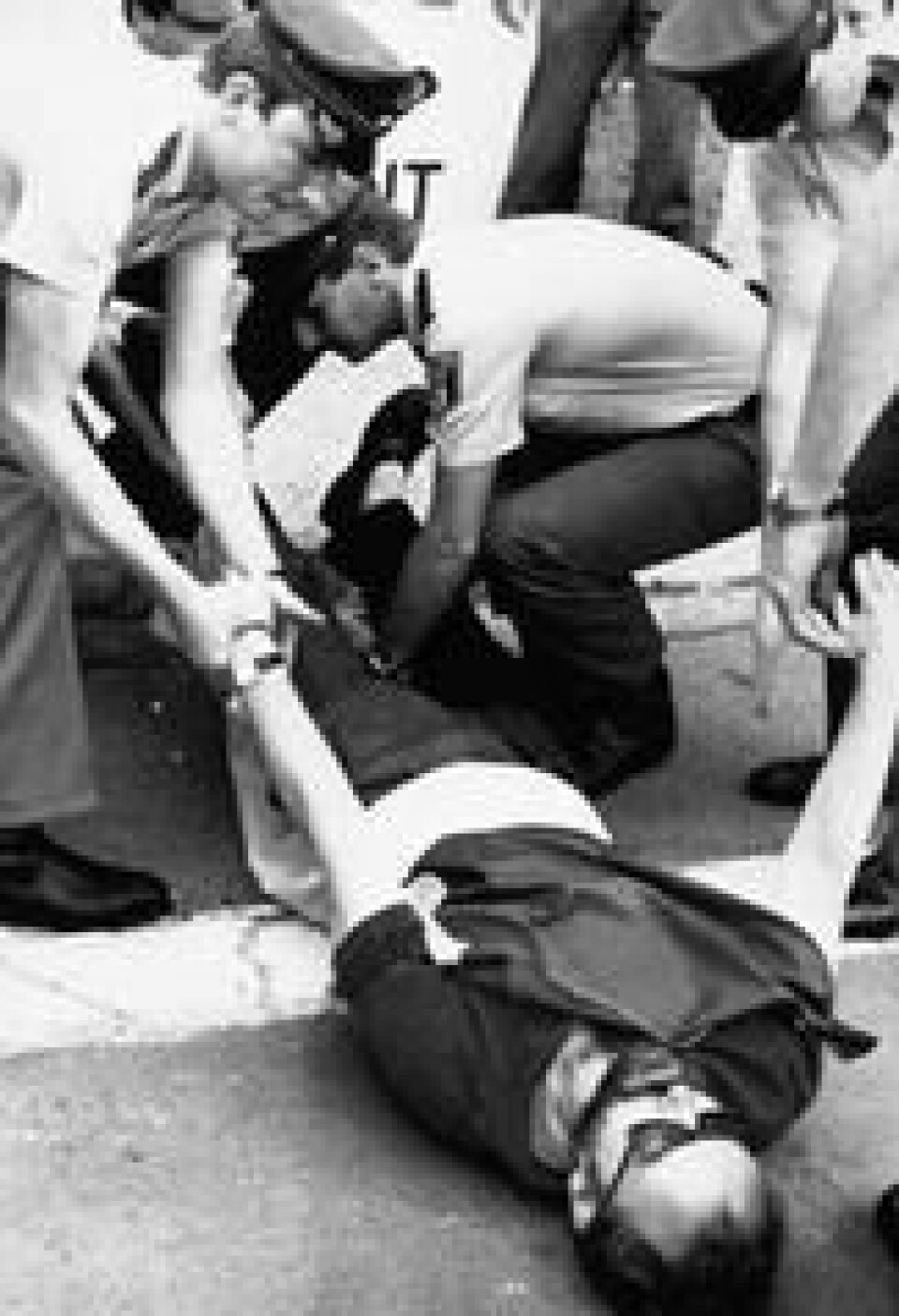 Vesttysk politi forsøker å fjerne Carl-Wolfgang Holzapfel som har lagt seg over grensen mellom øst og vest i protest mot muren, august 1989. Arkivbilde: AP / NTB scanpix. Vesttysk politi forsøker å fjerne Carl-Wolfgang Holzapfel som har lagt seg over grensen mellom øst og vest i protest mot muren, august 1989. Arkivbilde: AP / NTB scanpix.