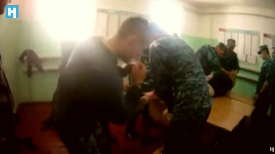Videoen viser fangen bli avstraffet i fangselskomplekset i Jaroslavl, og har skapt reaksjoner i sosiale medier i Russland.