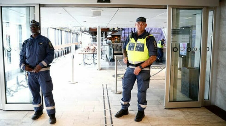 Stockholms centralstation ble evakuert etter en bombealarm onsdag ettermiddag. Flere personer er pågrepet i saken.