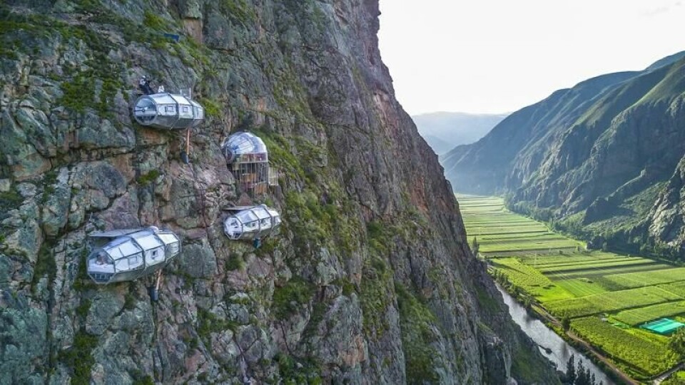Det behøver ikke å være kjedelig å sove borte. I alle verdens kriker og kroker finner man hoteller som gir deg en helt unik opplevelse. Her er Skylodge Adventure Suites i Peru avbildet.