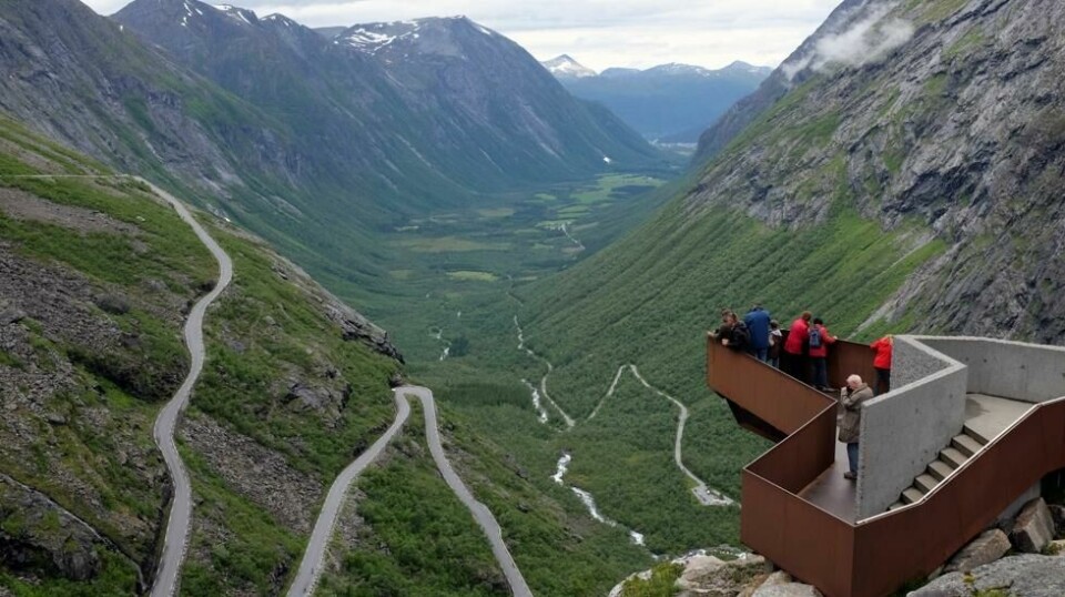 Trollstigen sett fra utsiktsplassen ved besøkssenteret. Trollstigen er et veistykke på fylkesvei 63 i Rauma kommune i Romsdal i Møre og Romsdal. Foto: Marianne Løvland / NTB