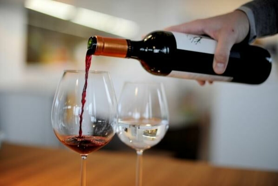 Endrede drikkevaner er blitt en utfordring for produsenter i Frankrike, der unge voksne drikker langt mindre vin enn foregående generasjoner. Det er særlig rødvinen som velges bort. Illustrasjonsfoto: Frank May / NTB