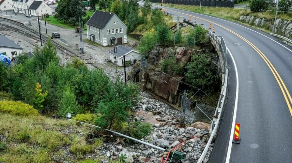 Nedbørsmengdene har ført til et mindre steinras som har gått over togsporet ved Notodden stasjon. Foto: Emilie Holtet / NTB
