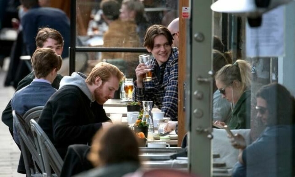Folk nyter mat og drikke på en utendørsrestaurant i Stockholm, bildet er tatt 20. april. Foto: AP/Anders Wiklund/TT News Agency Folk nyter mat og drikke på en utendørsrestaurant i Stockholm, bildet er tatt 20. april. Foto: AP/Anders Wiklund/TT News Agency